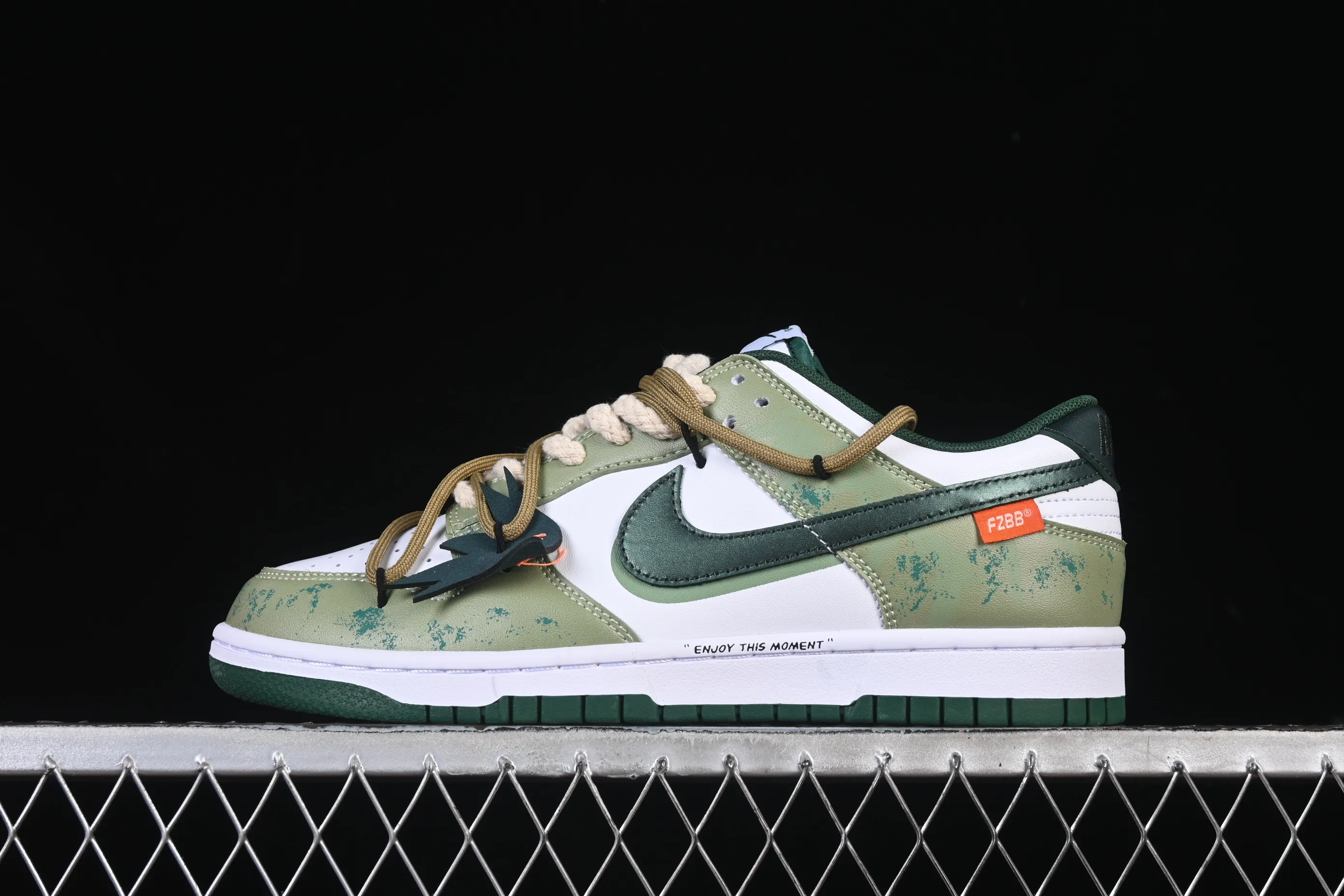 All categories Nk SB Dunk Series Nk SB Dunk Low High-end customized low-top sneakers Nike SB Dunk Low white and green straps low-top casual sneakers DD1391-100
